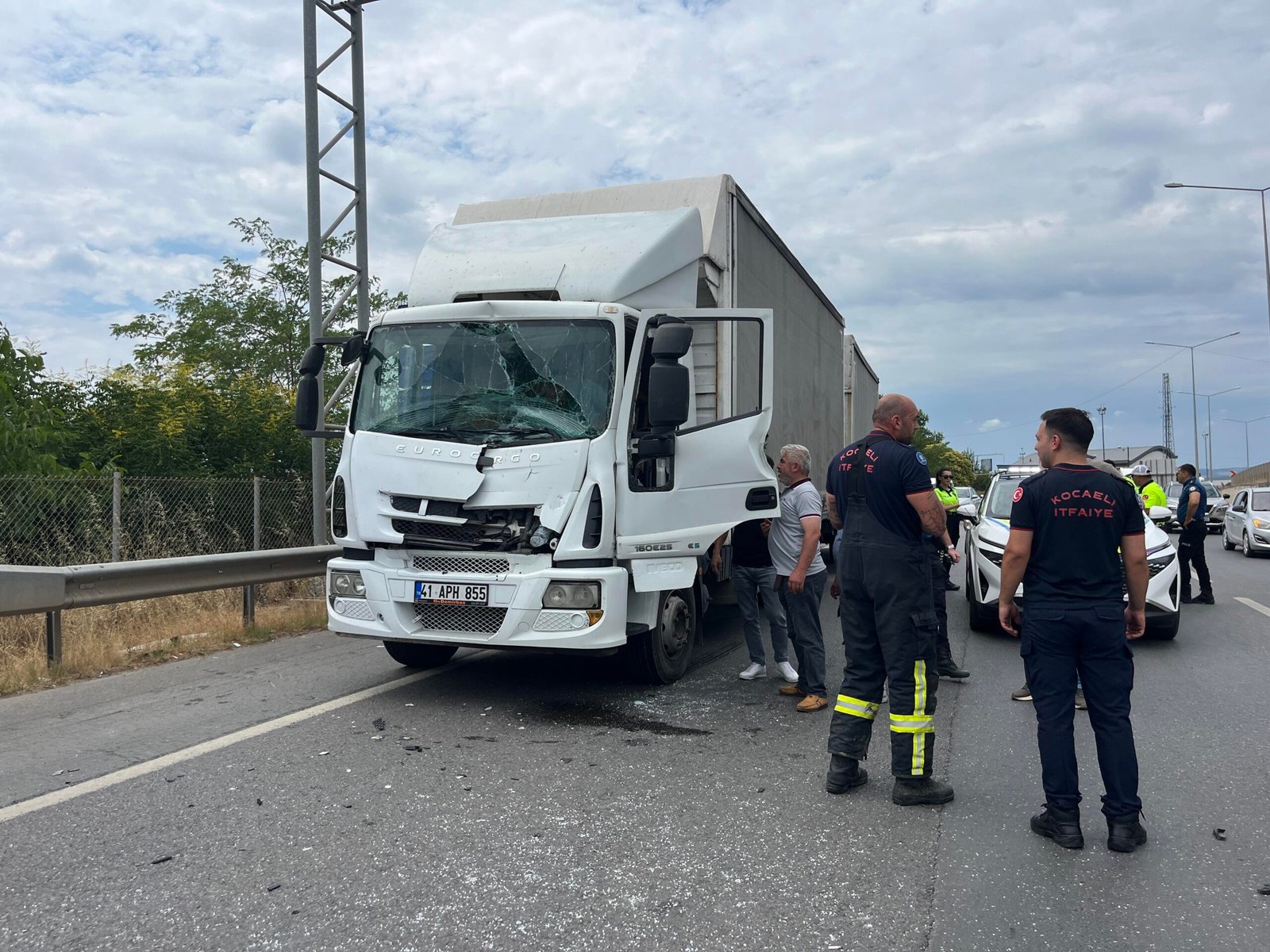 Kocaeli: Kamyon-TIR çarpışması, şoför yaralandı