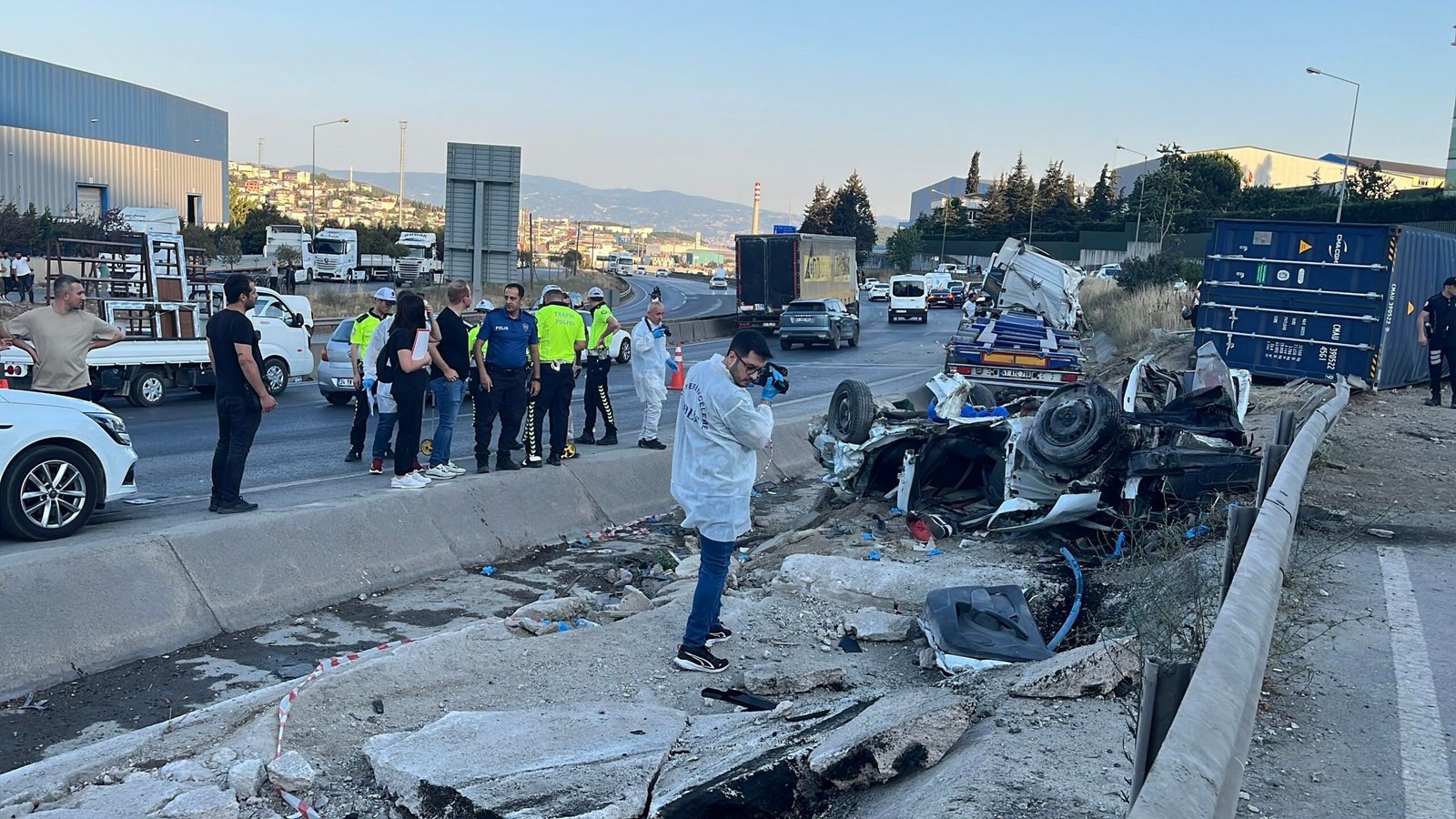 Kocaeli’de 2 otomobil ve TIR çarpıştı: 5 ölü, 1 yaralı