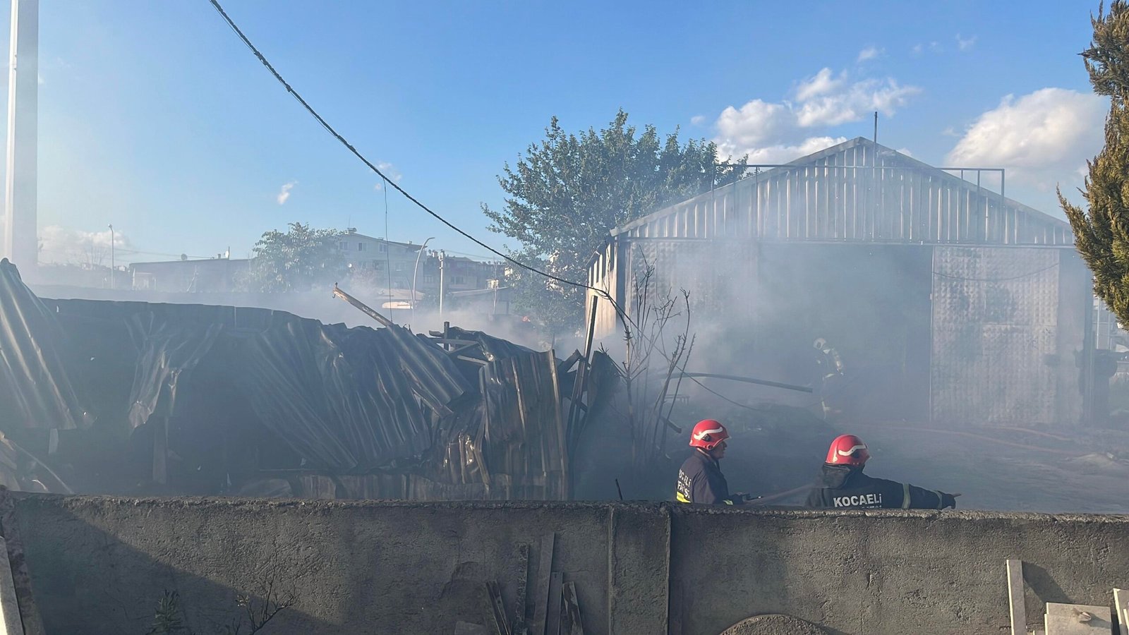 Kocaeli’de hurda dükkanında yangın, atölyeye sıçradı