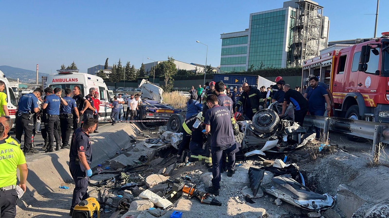  Kocaeli’de iki otomobil ve TIR çarpıştı: 5 ölü, 1 yaralı