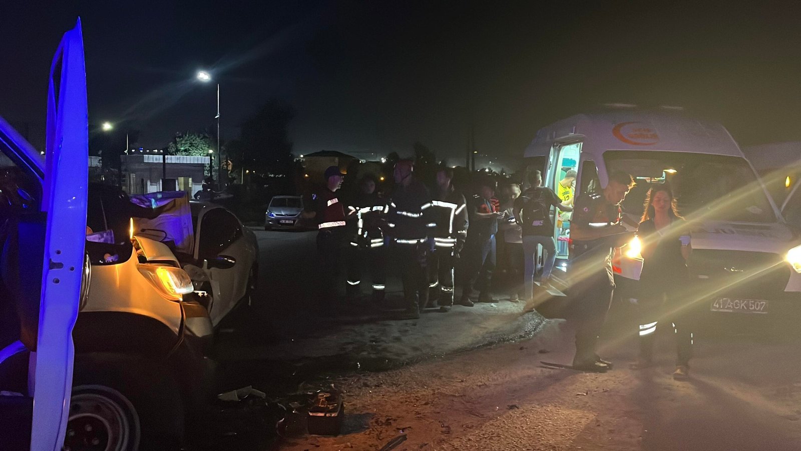  Kocaeli’de servis minibüsü-otomobil çarpıştı: 10 yaralı