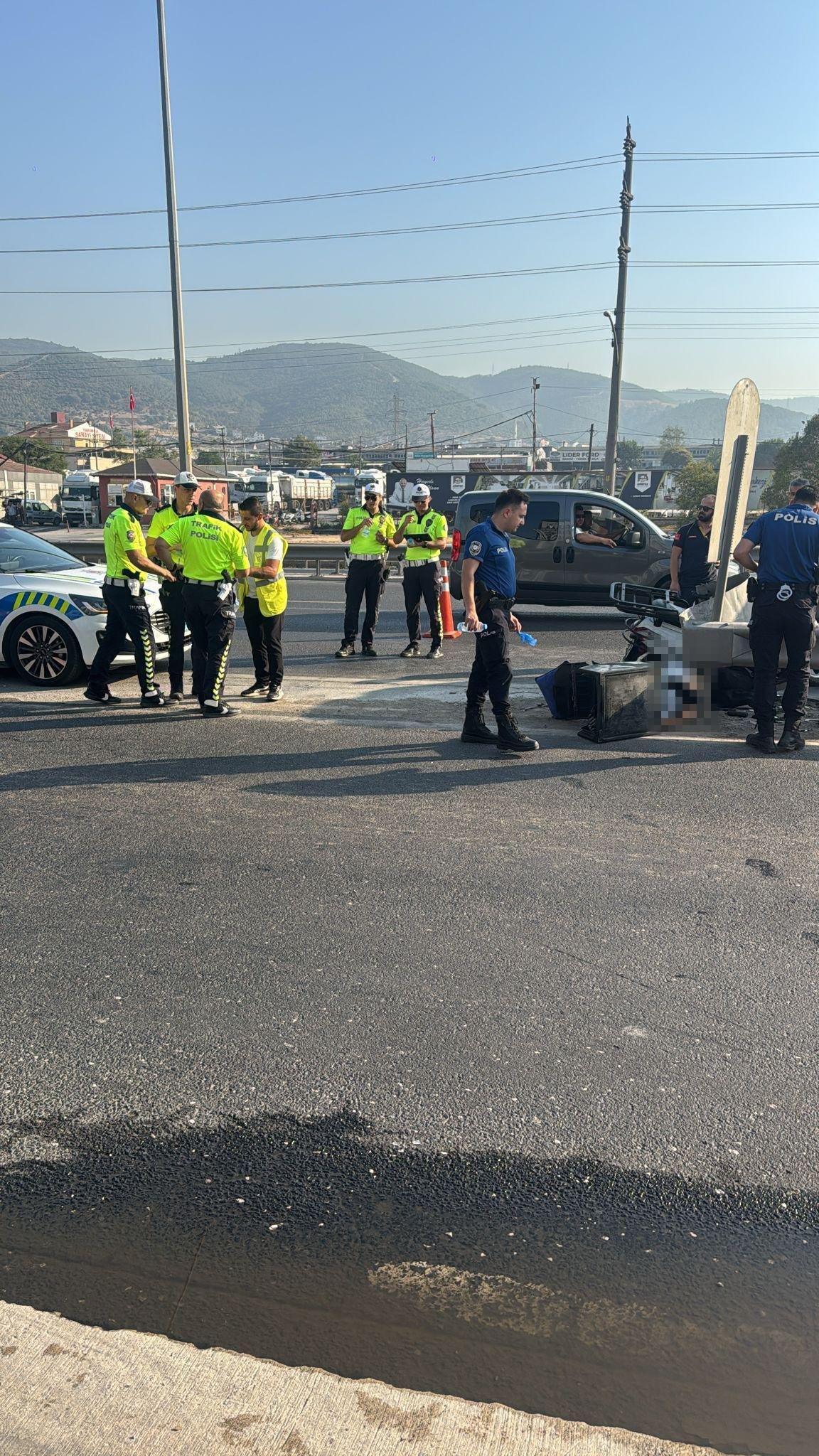 Motosiklet sürücüsü bariyerlere çarptı, öldü