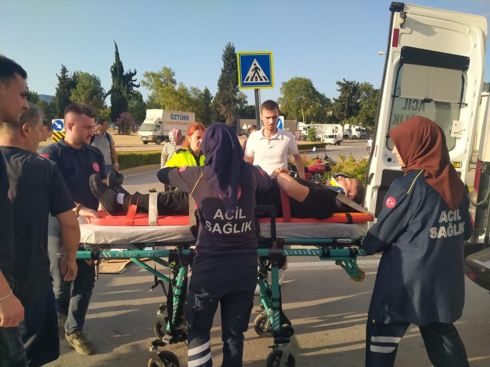 Motosikletli otomobil çarpışmasında yaralandı