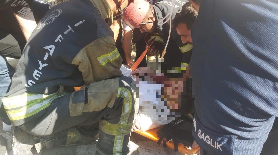 Otomobil direğe çarptı, kaldırımda asılı kaldı: Sürücü yaralandı