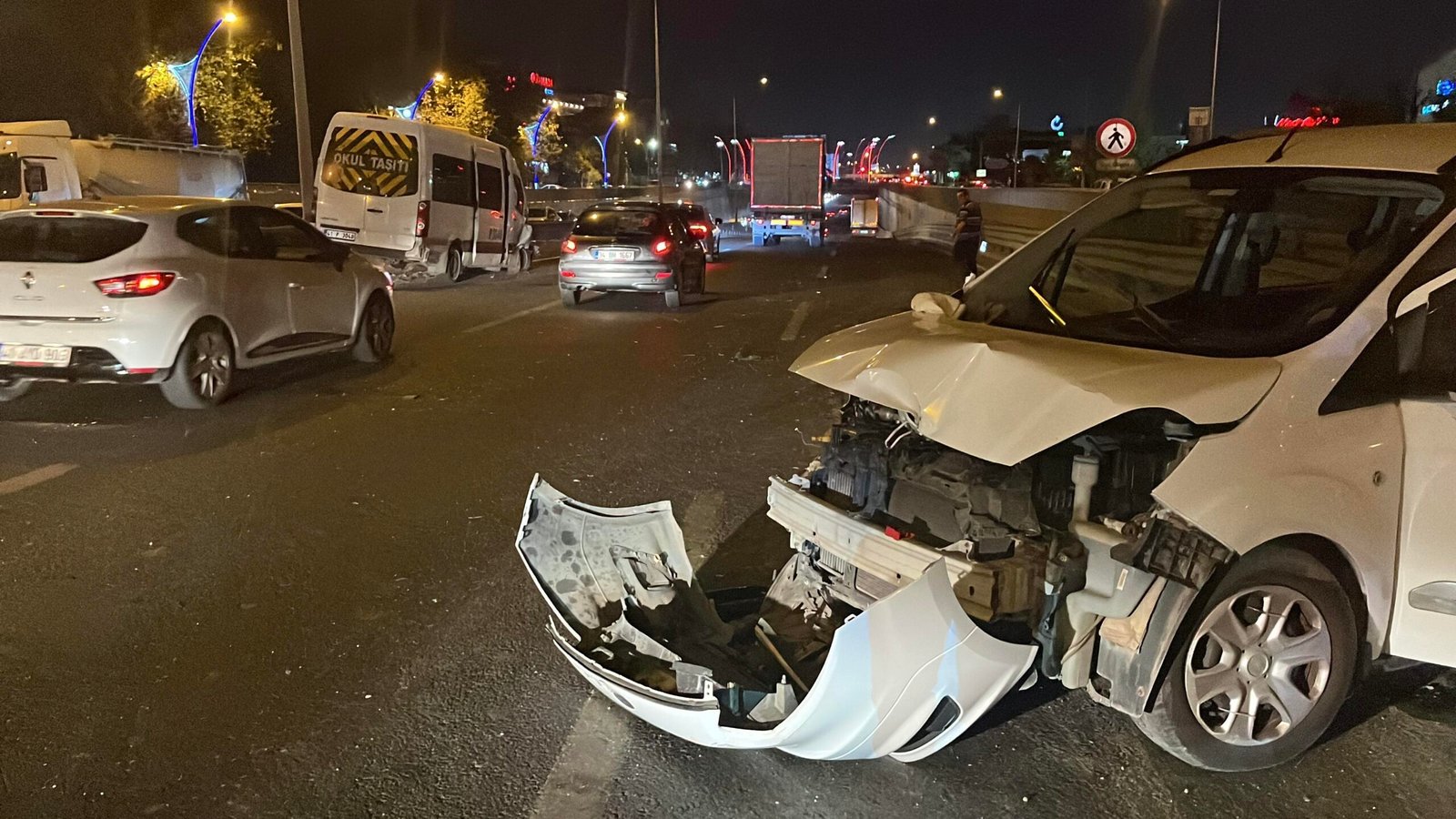 Servis minibüsü sağ şeritte duran araca çarptı: 2 yaralı