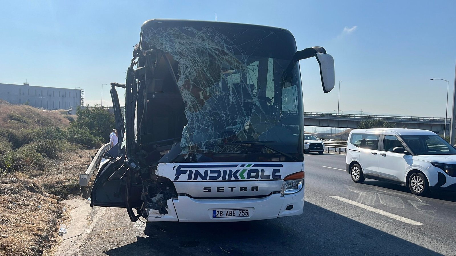  TEM’de otobüs kamyona çarptı: 1 ağır, 7 yaralı