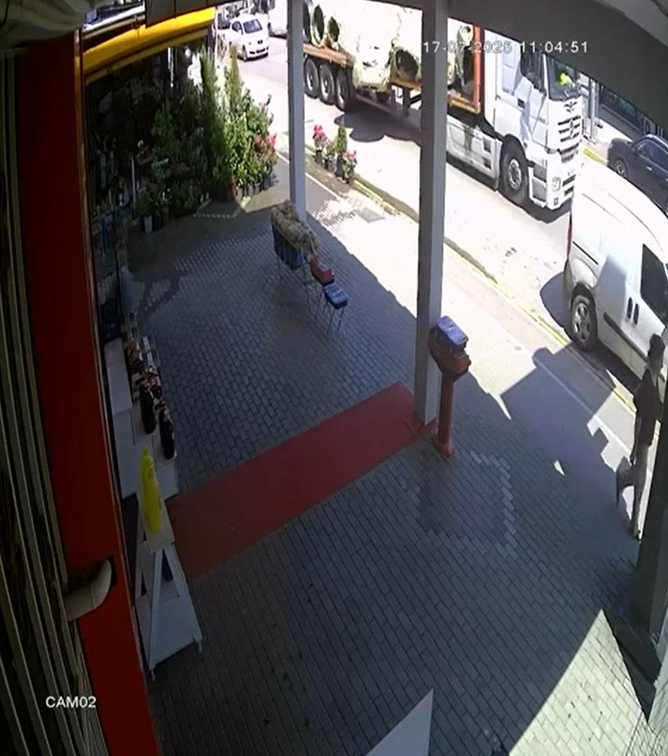 TIR’dan düşen çelik halat ruloları araçlara çarptı: O anlar kamerada