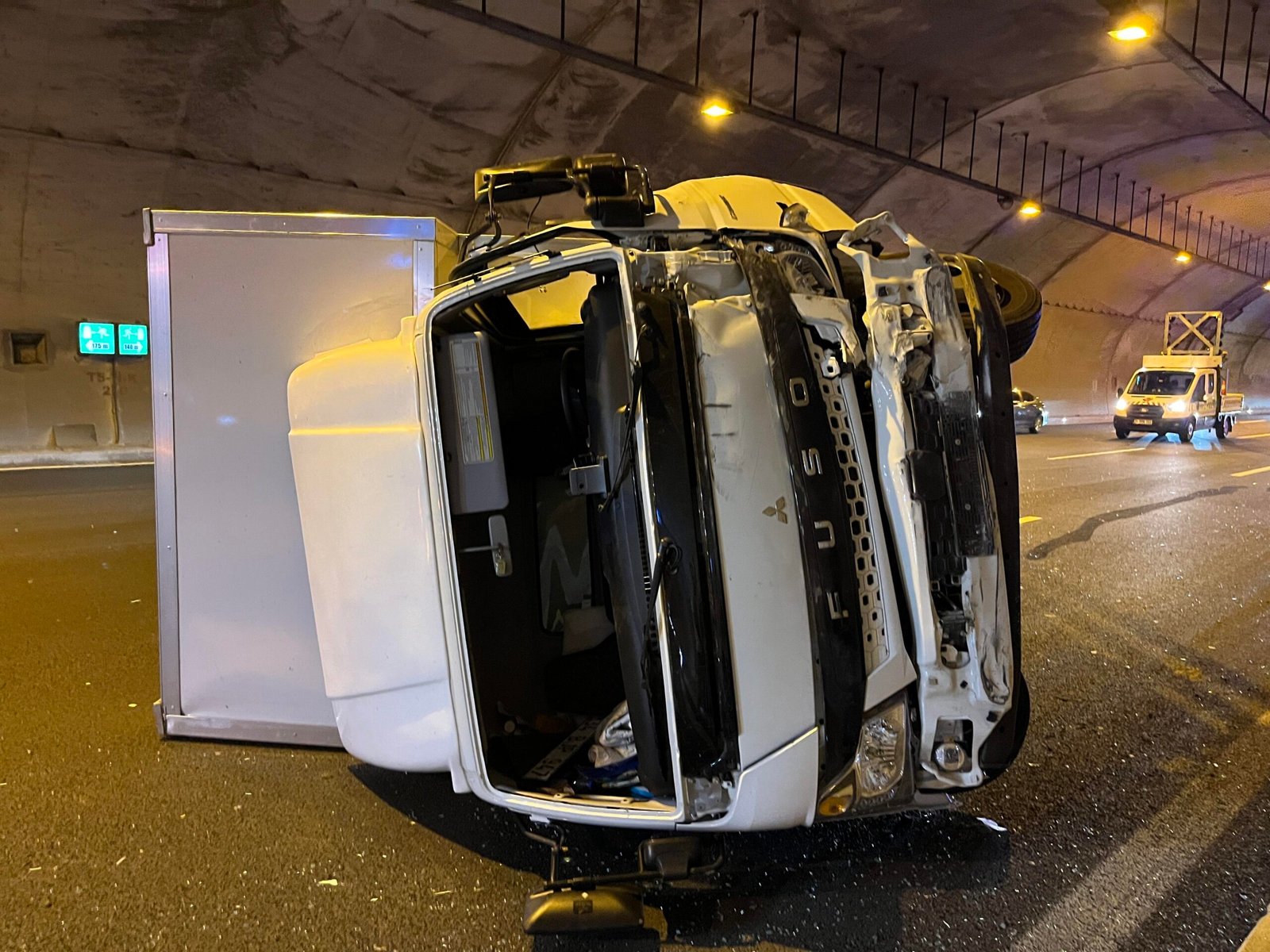 Tünelde kaza: Kamyonet devrildi, 1’i çocuk 3 yaralı