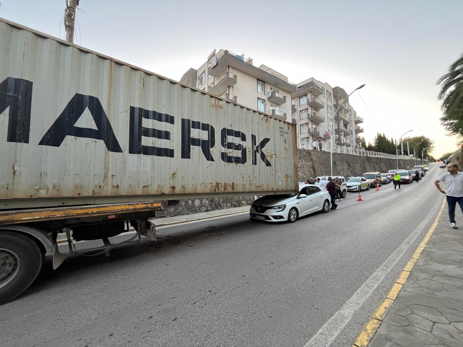Üst geçide çarpan TIR’ın konteyneri otomobilin üzerine kaydı