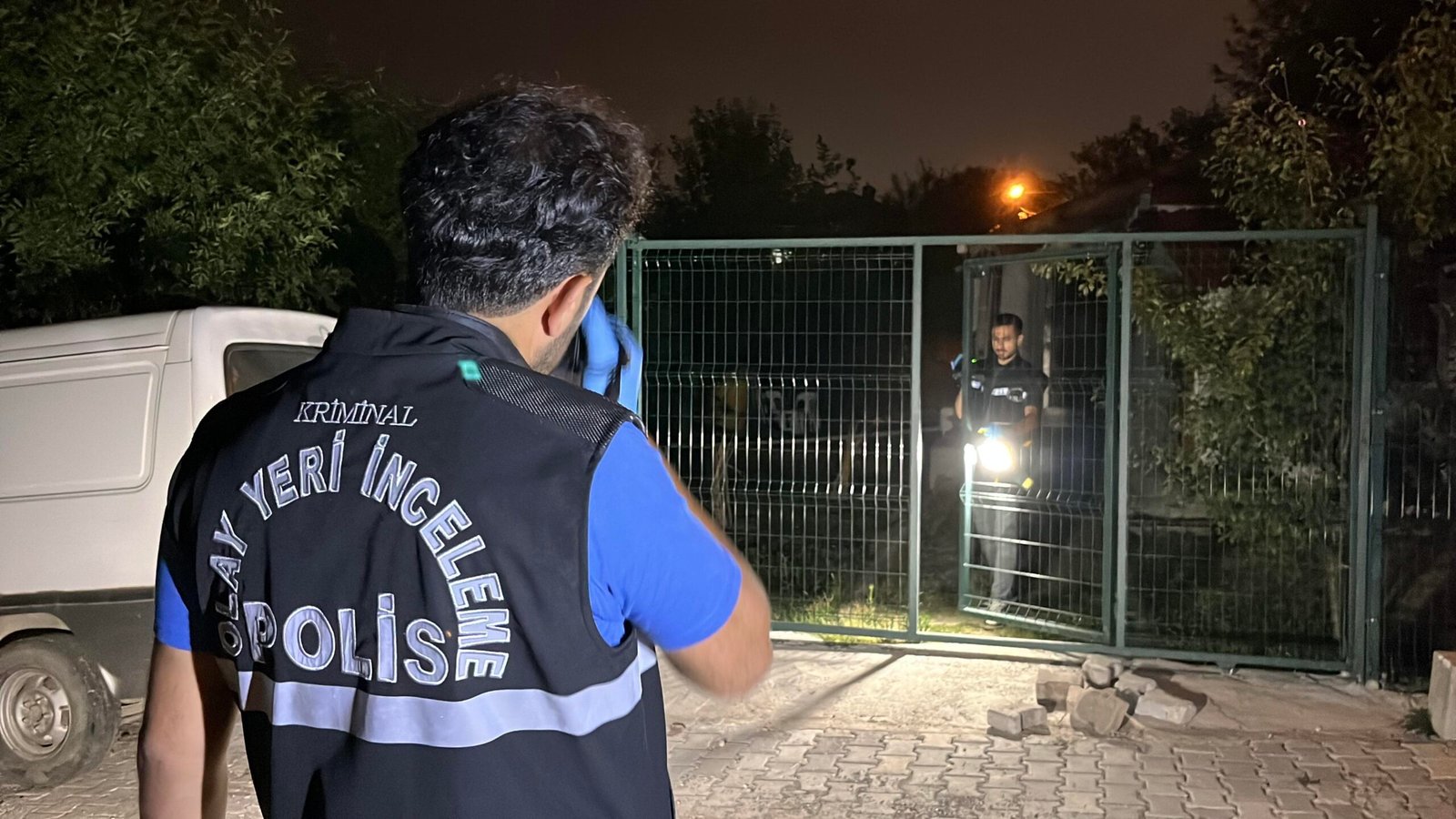  Üvey oğlunu göğsünden bıçakla yaraladı