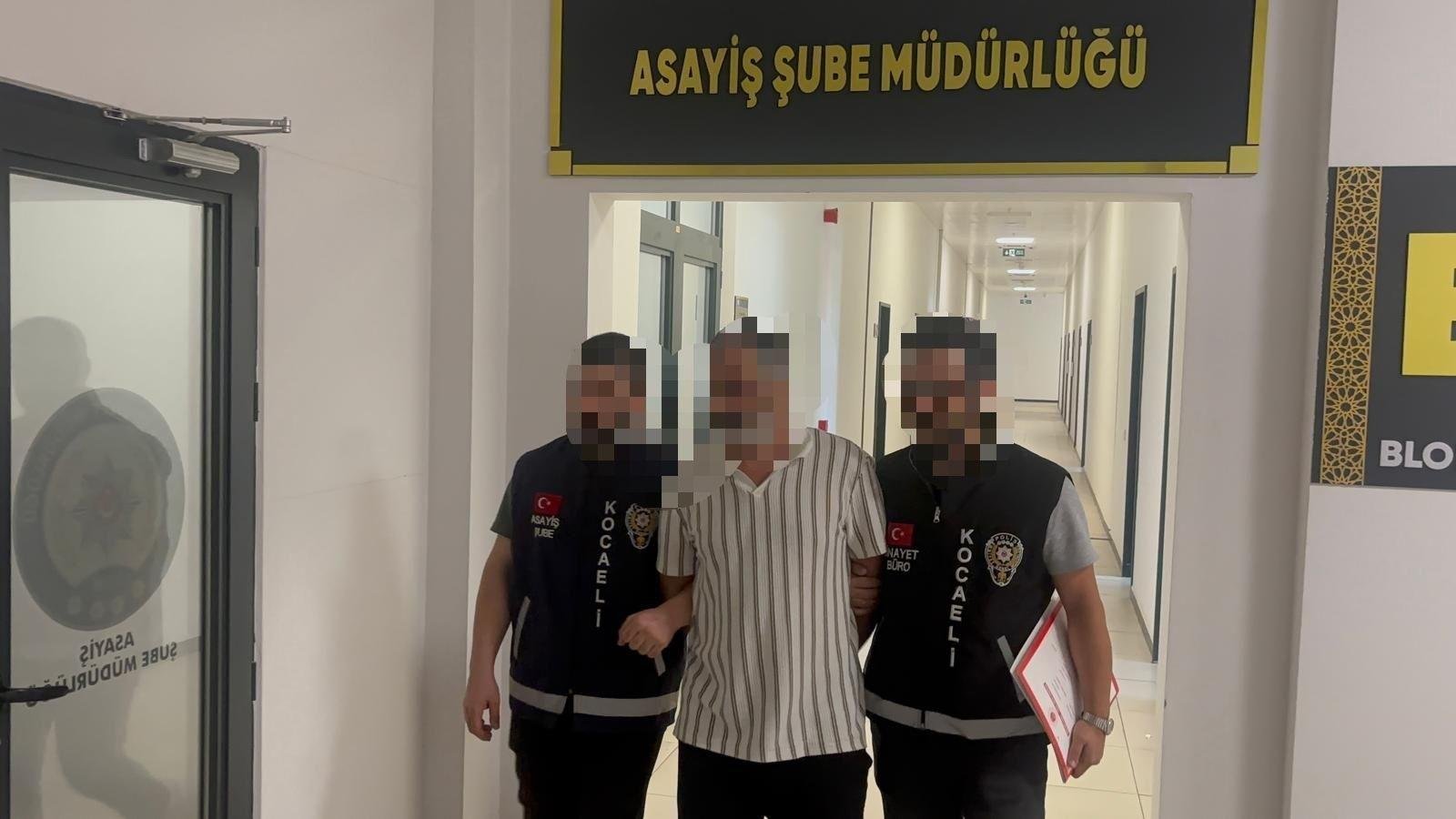  Üvey oğlunu göğsünden bıçakla yaraladı