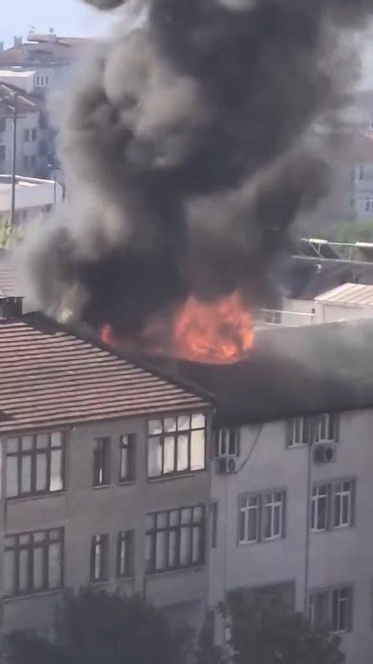  Yangın söndürüldü, mahsur kalan 2 kişi kurtarıldı