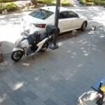 Yaya geçidinde motosiklet çarptı: Kadın yaralandı, kamerada