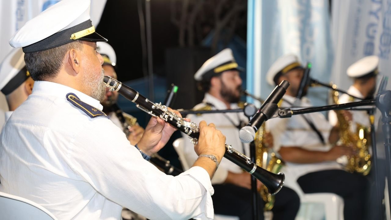Başiskele sahilinde müzikli, renkli akşam