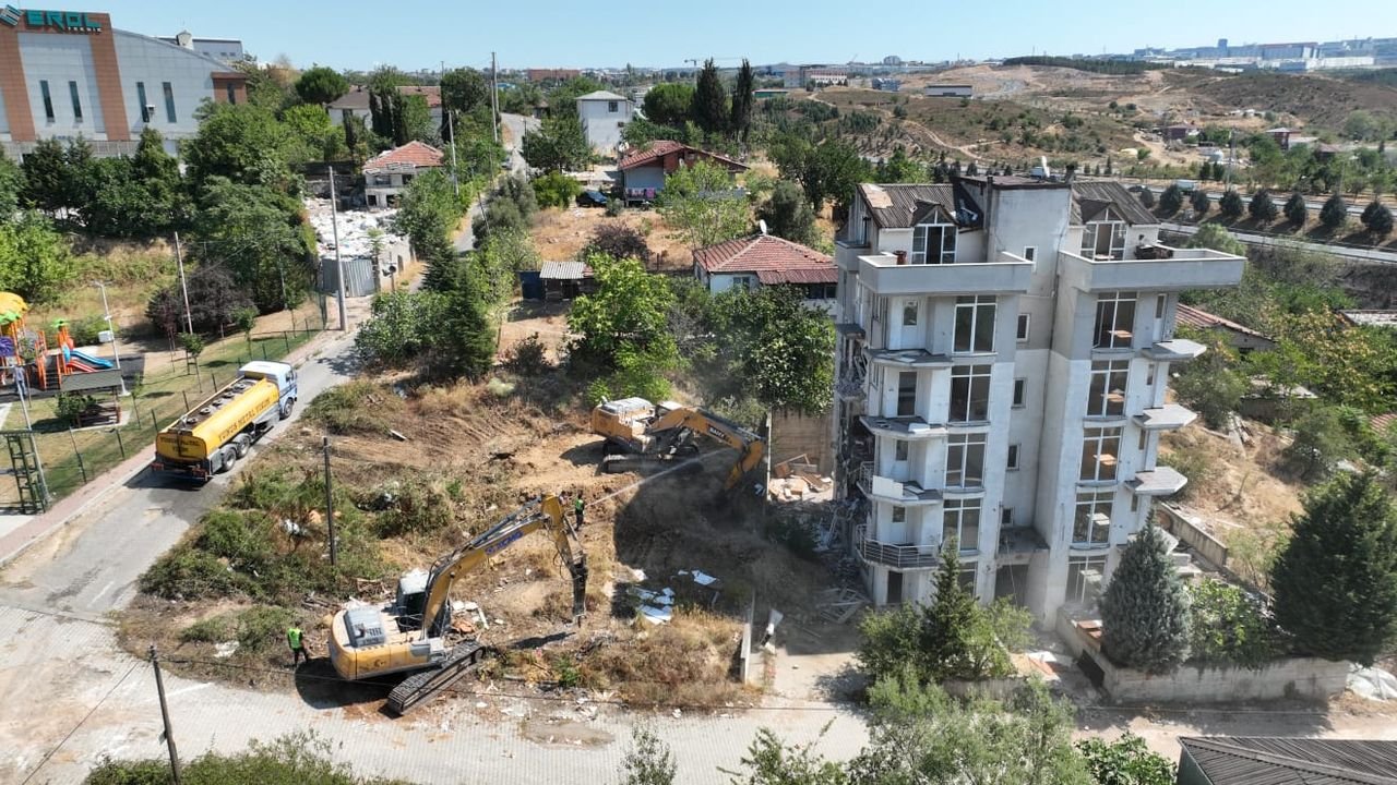 Çayırova’da Riskli Yapı Yıkımına Başlandı