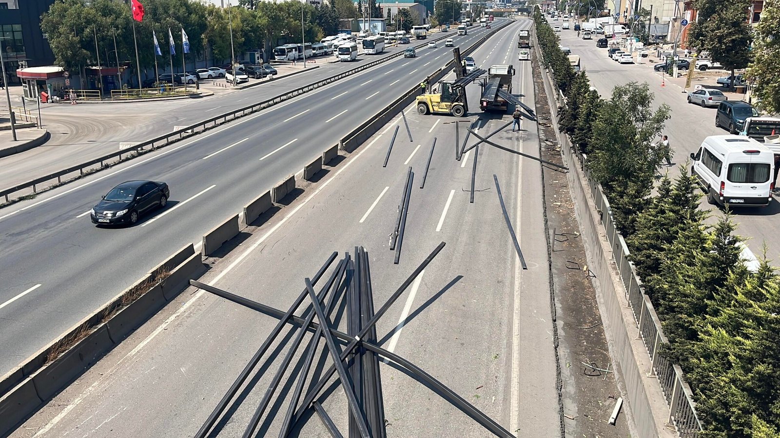 Dilovası’nda TIR profilleri düştü, İstanbul yolu kapandı