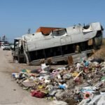 Tanker çarptı: Yön levhası, bariyer, ulaşım aksadı