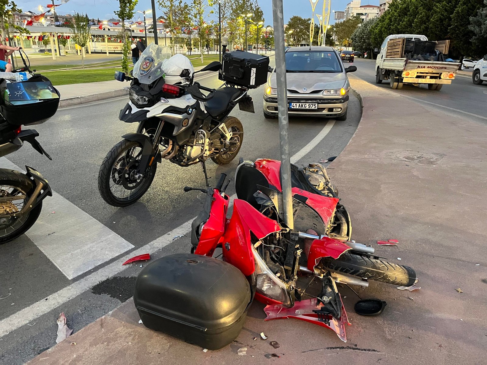 İzmit: Motosiklet yön levhasına çarptı, 2 yaralı