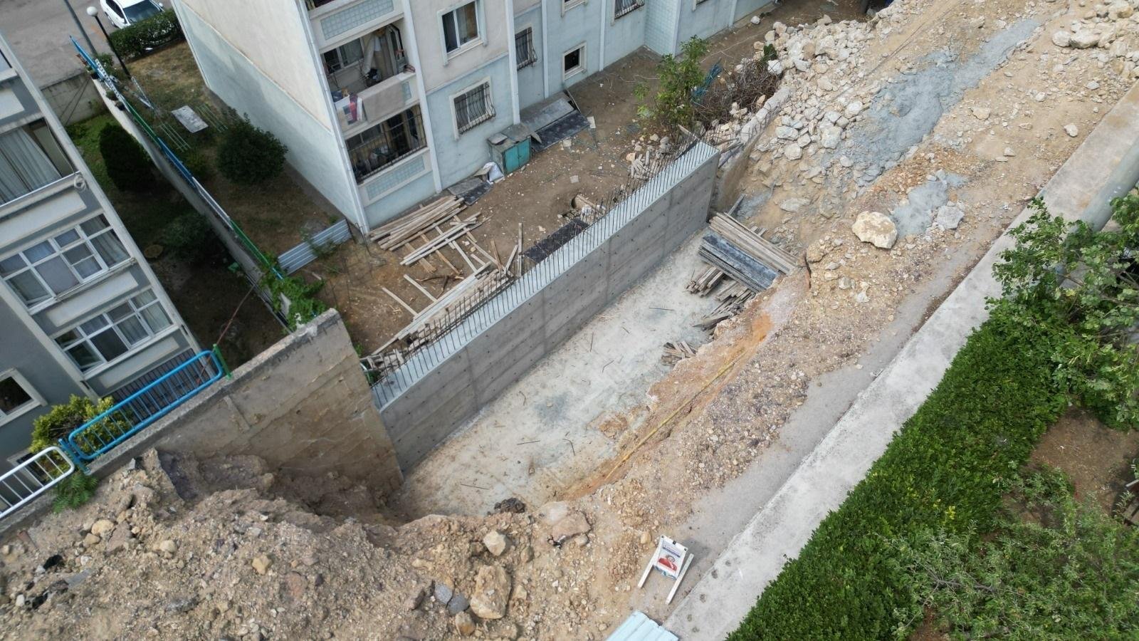 İzmit: Riskli istinat duvarı yıkıldı, yeniden inşa ediliyor