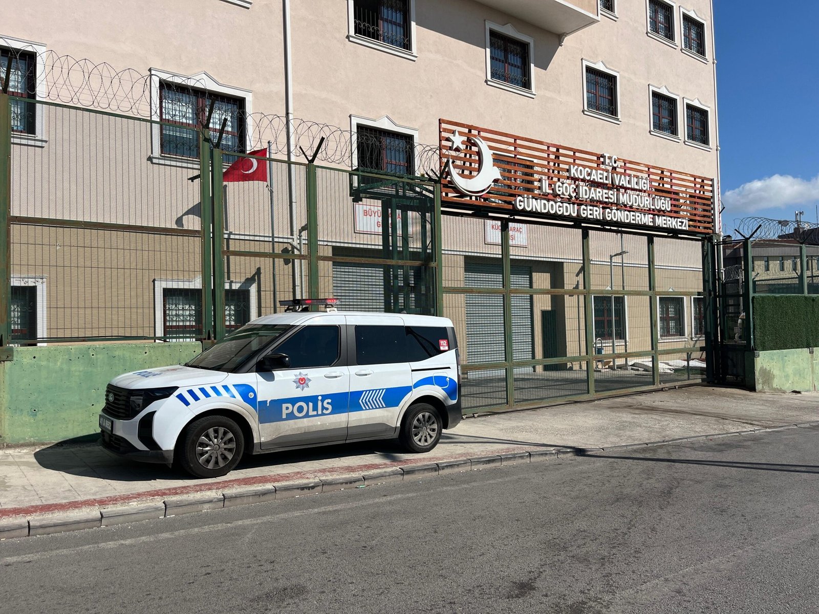 Jandarma meslektaşının tabancasından kazara yaralandı