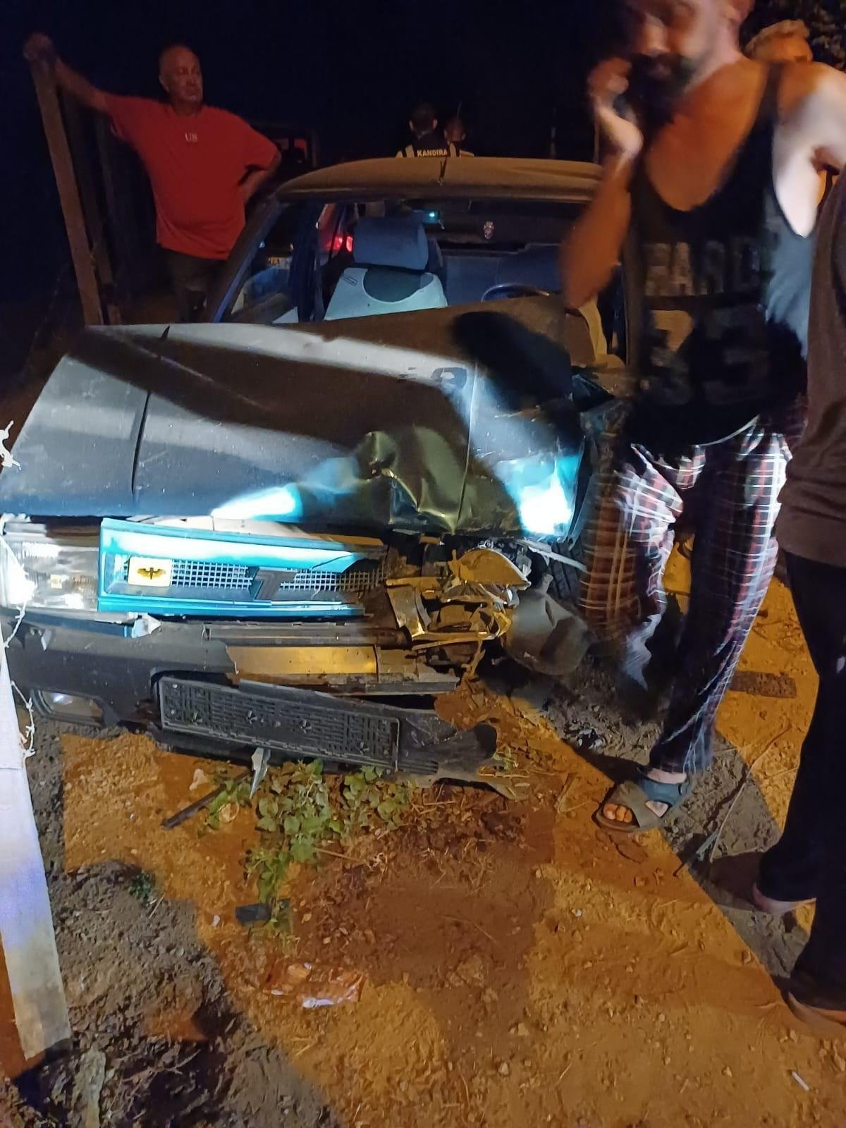 Jandarmadan kaçış: Kaza yaptılar, 3 yaralı