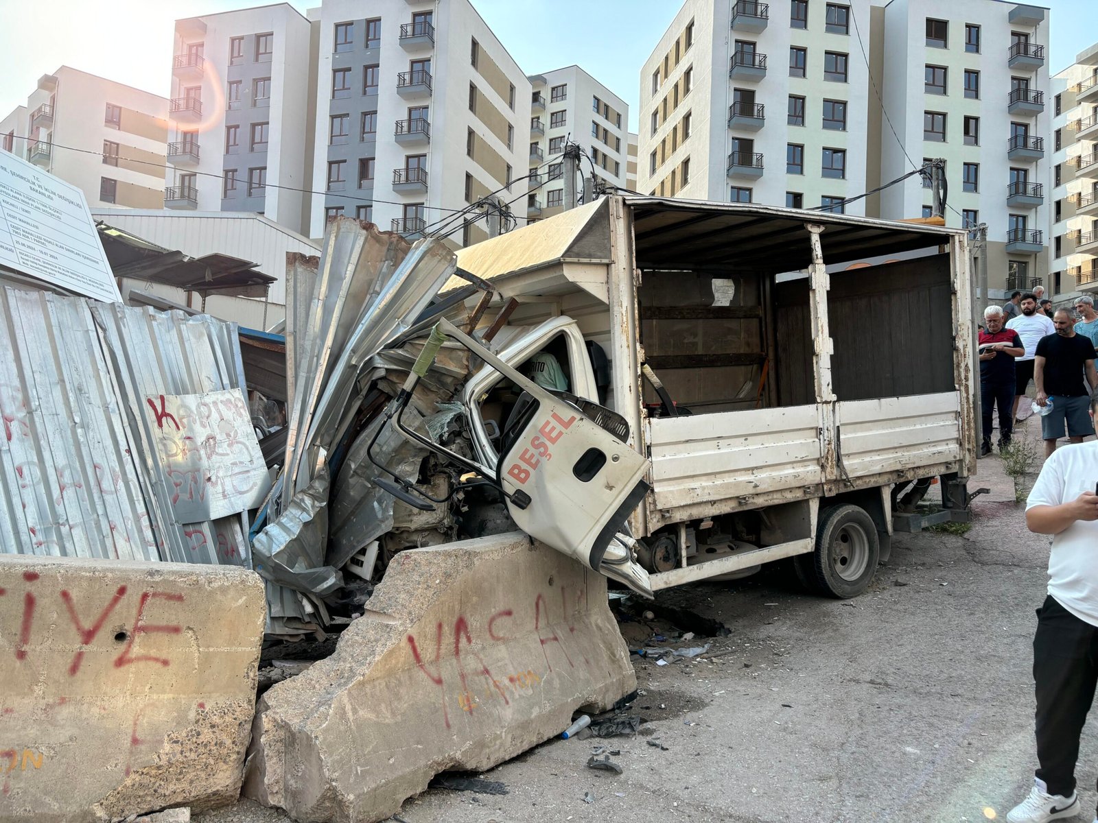Kamyon beton bloğa çarptı, sürücü yaralandı