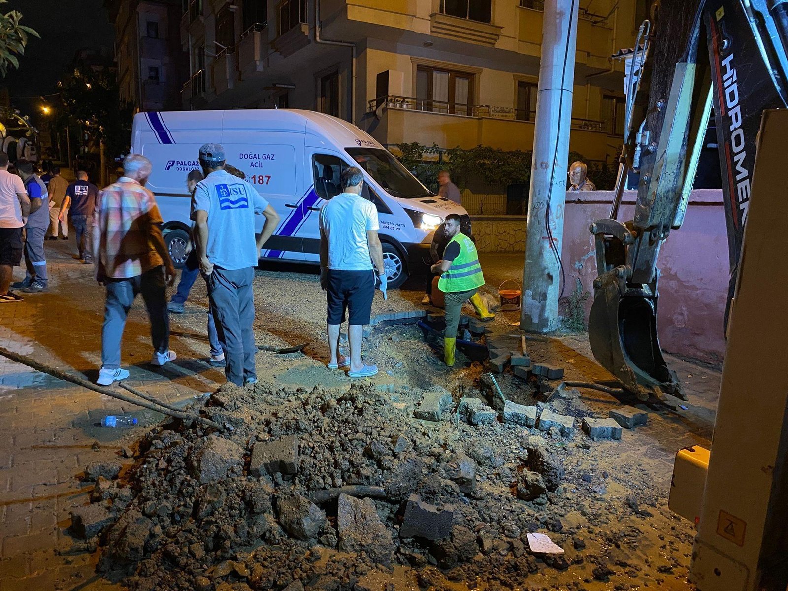 Kocaeli’de doğalgaz borusu hasar gördü: Mahalleyi koku sardı