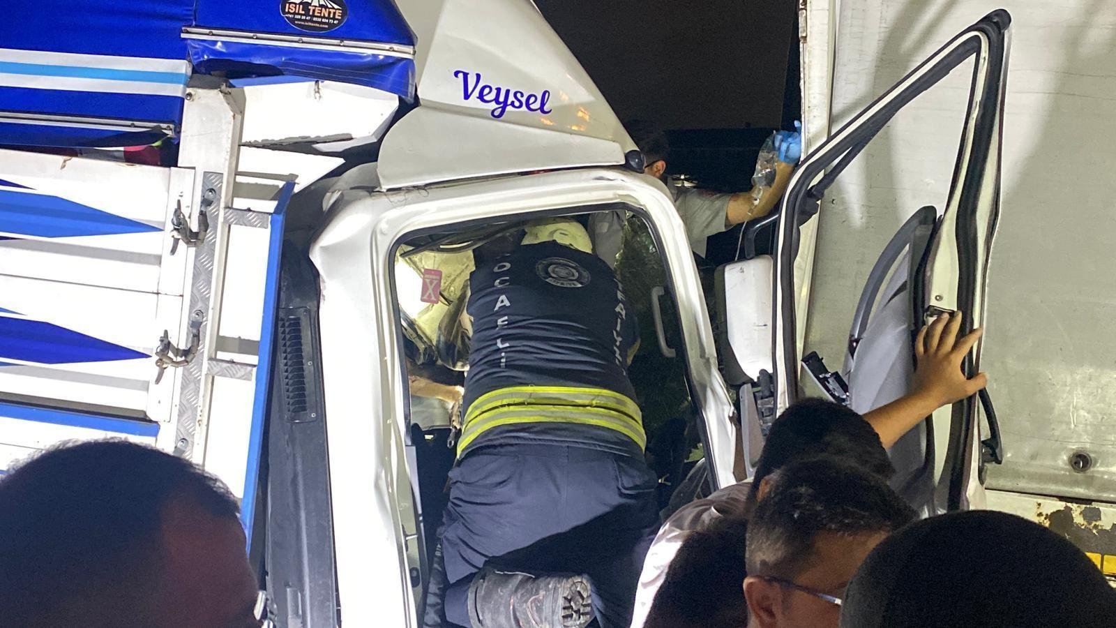Kocaeli’de kamyonet kamyona çarptı: Sürücü öldü