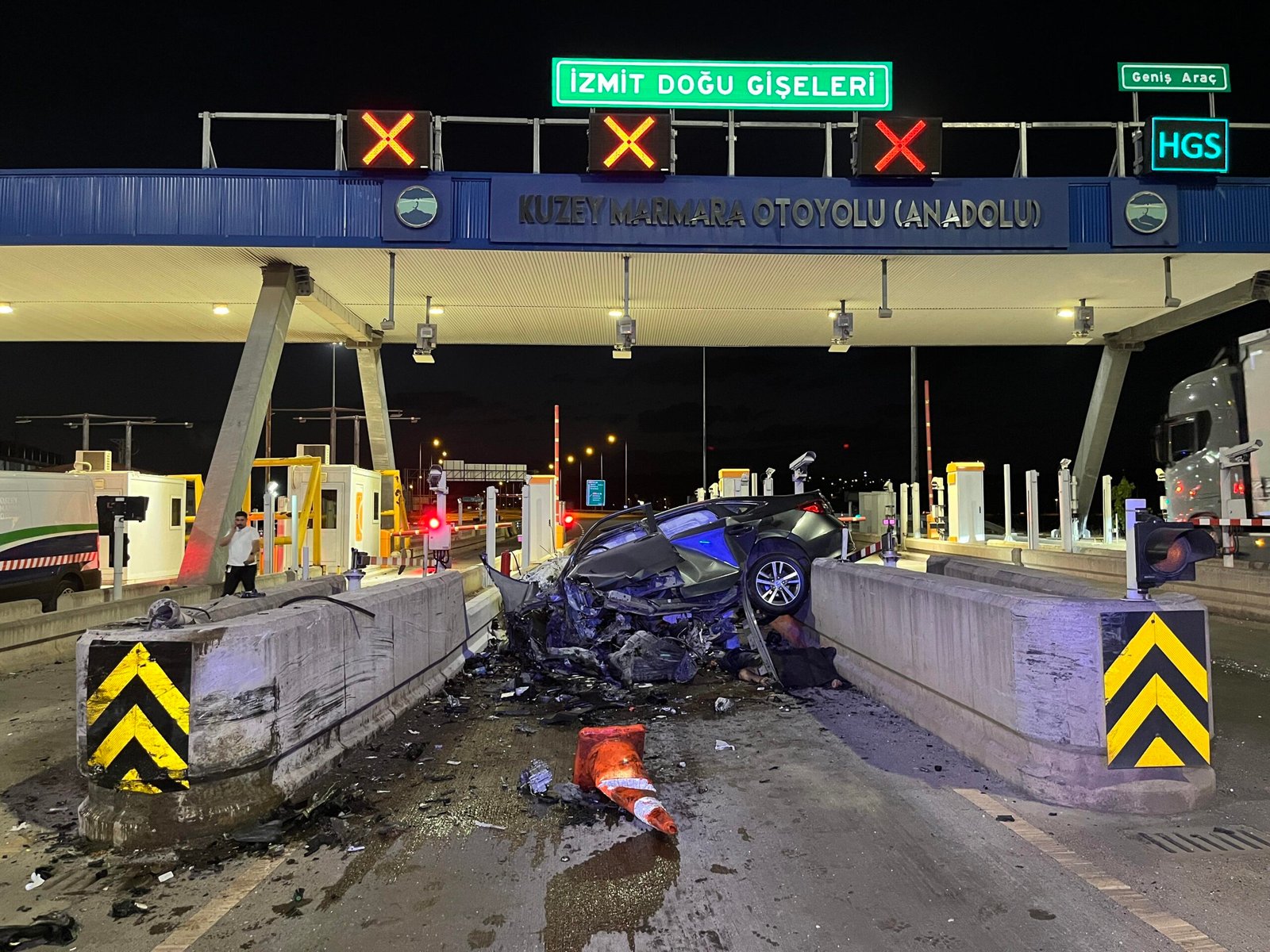 Kuzey Marmara Otoyolu: Otomobil gişeye çarptı, 1 ölü