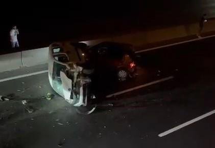 Lastik patlayan otomobile ticari araç çarptı: 2 çocuk yaralı