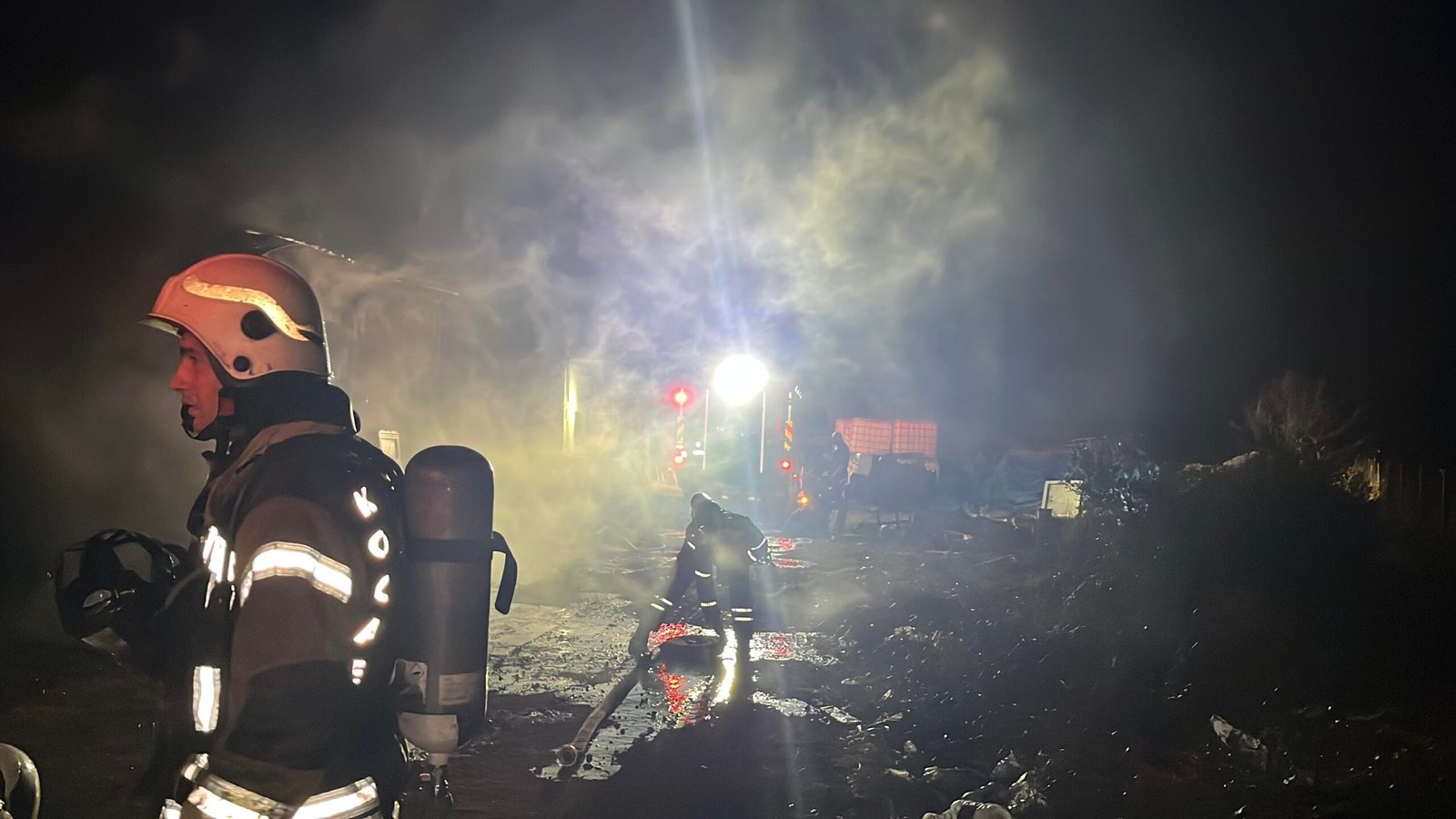 Mutfak tezgahı imalathanesi yangını söndürüldü