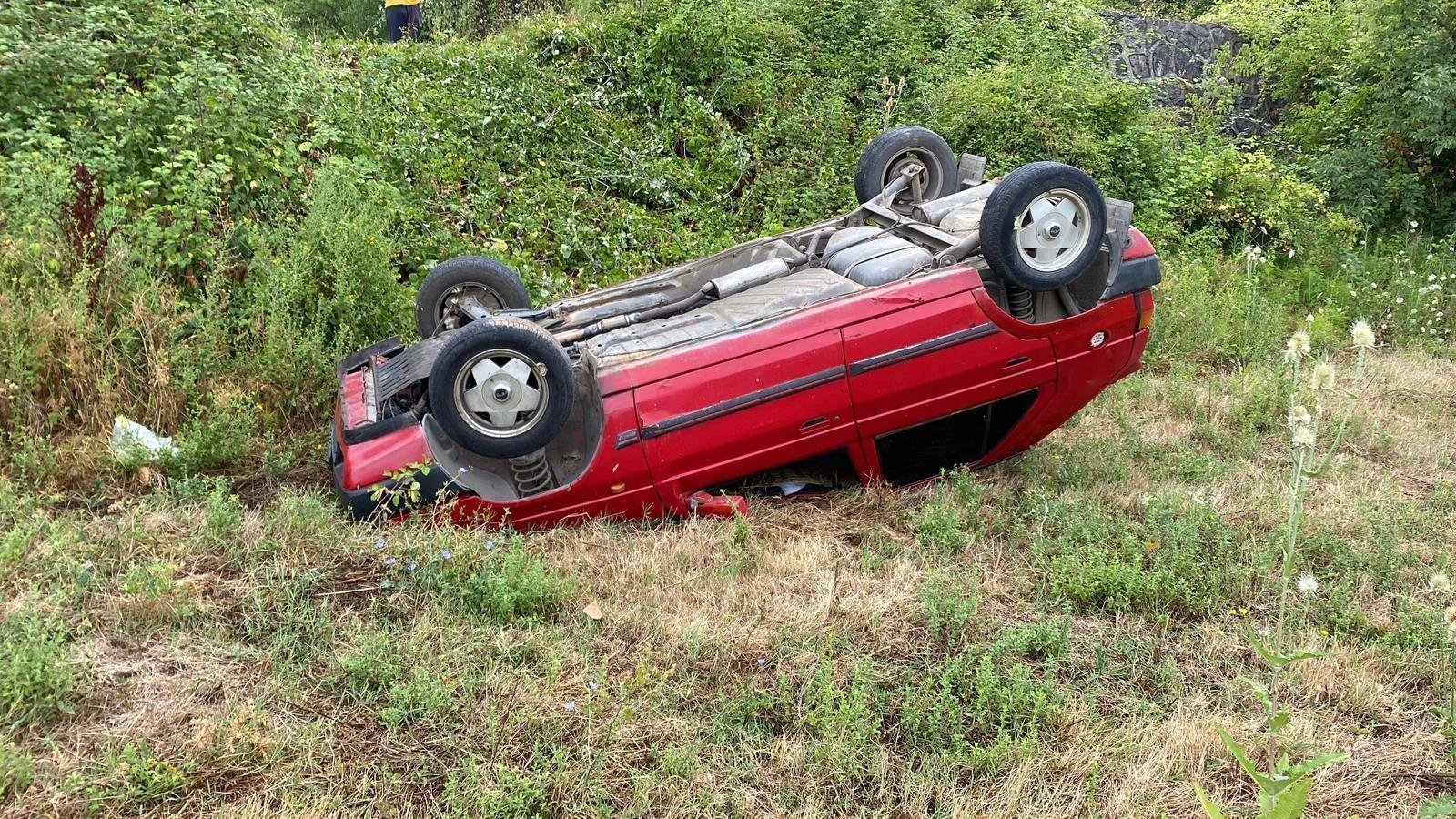 Otomobil araziye uçtu: Sürücü yaralandı