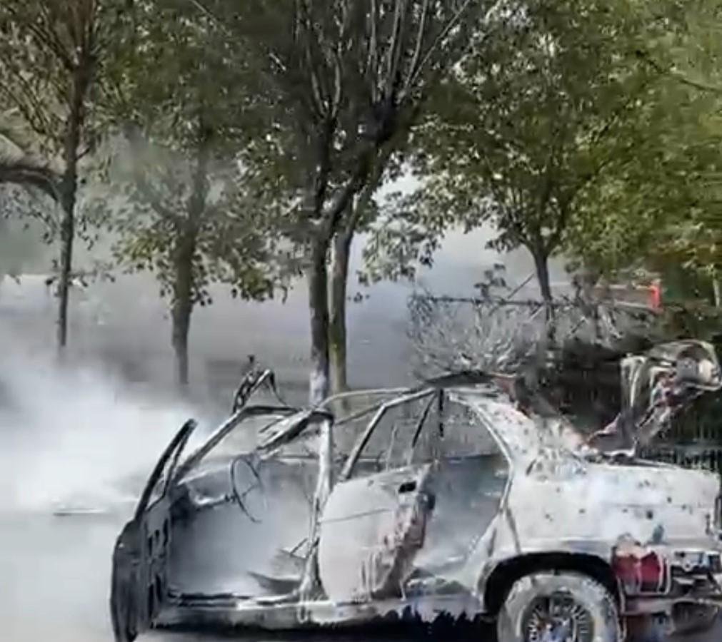 Park halindeki 2 otomobil yandı