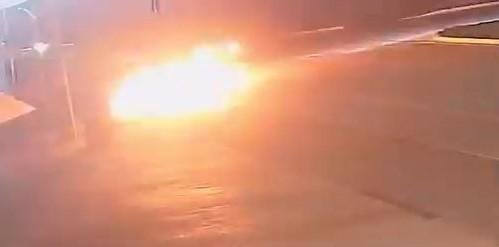 Seyir halindeki otomobil alev alev yandı, kamerada