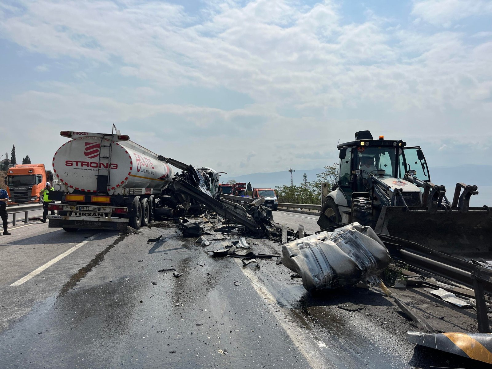 TEM’de Tanker Çarptı: Ulaşım Aksadı