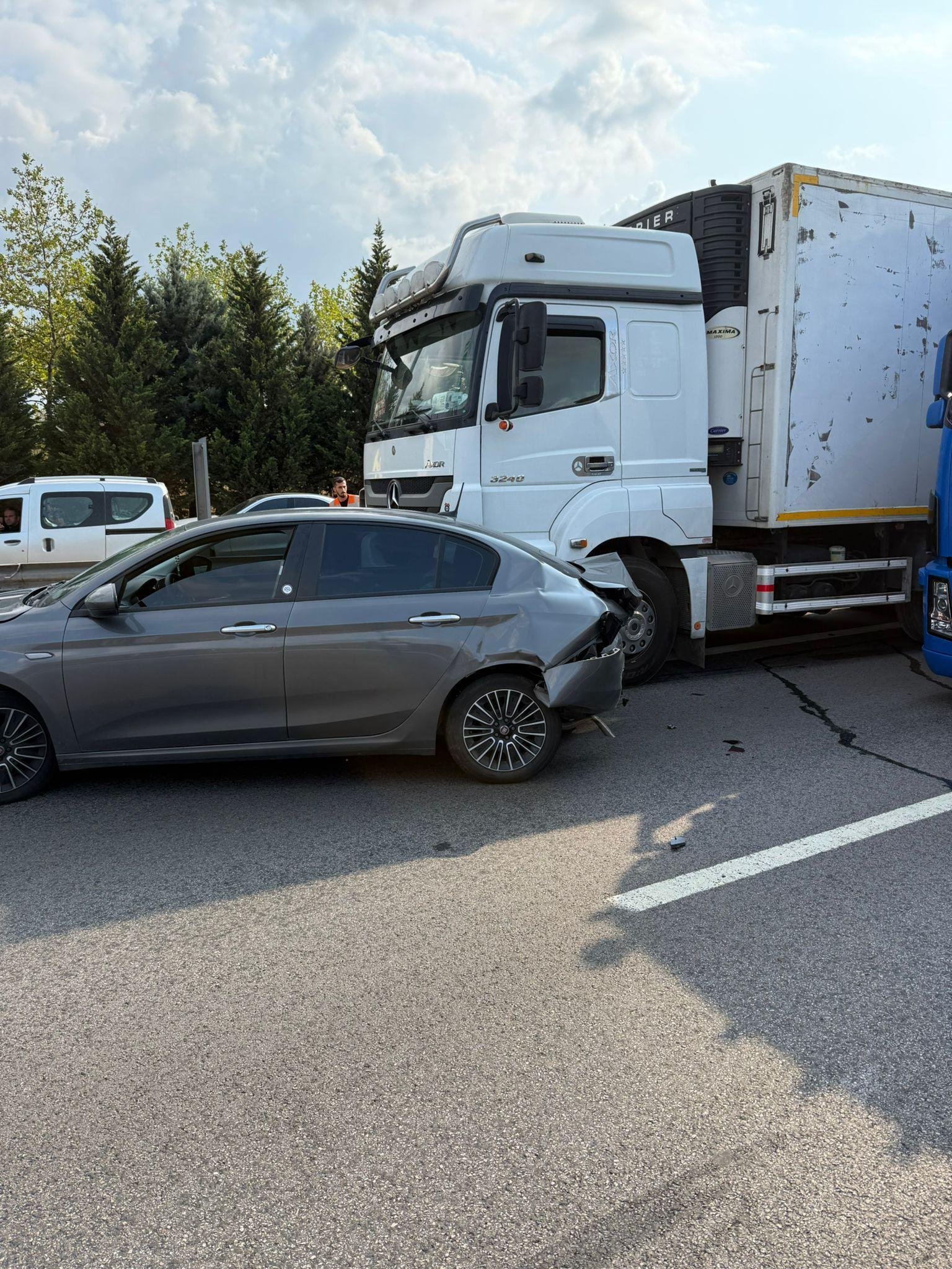 TEM’de zincirleme kaza: 5 araç karıştı, trafik aksadı