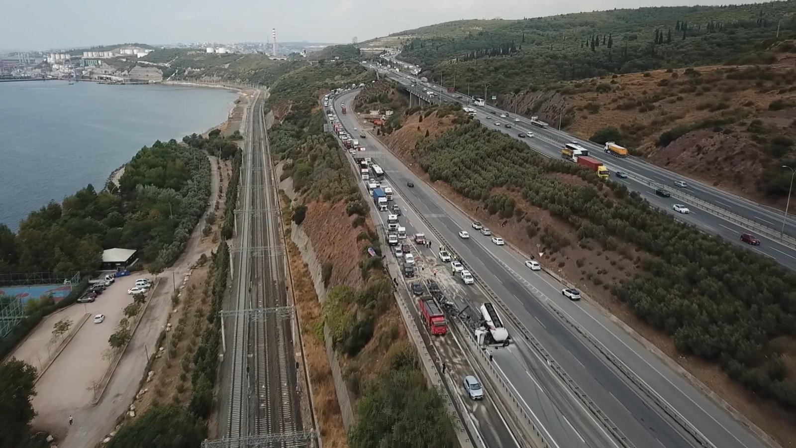 Tanker çarptı: Yön levhası, bariyer, ulaşım aksadı