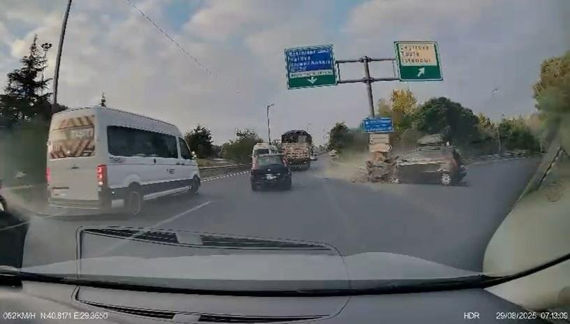 Yol ayrımında kaza: Otomobil bariyerlere çarptı kamerada