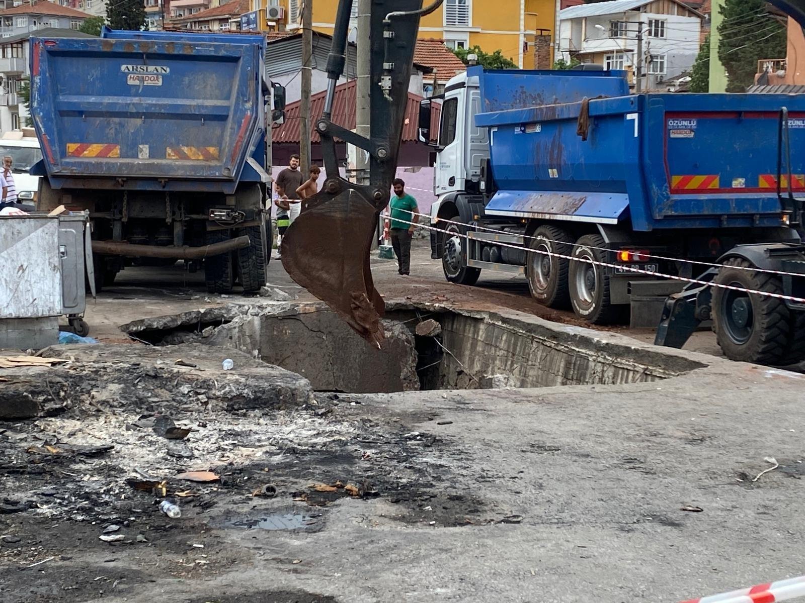Yol çöktü, kamyon çukura düştü