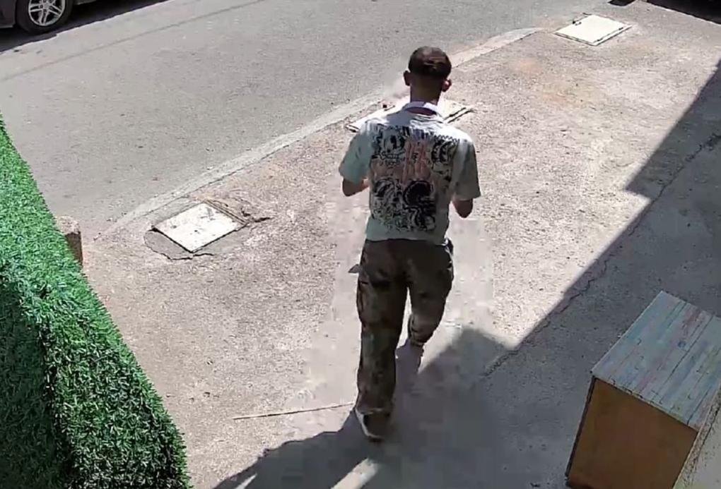 Annesini, üvey kardeşini öldürdü: Evden çıkışı kamerada