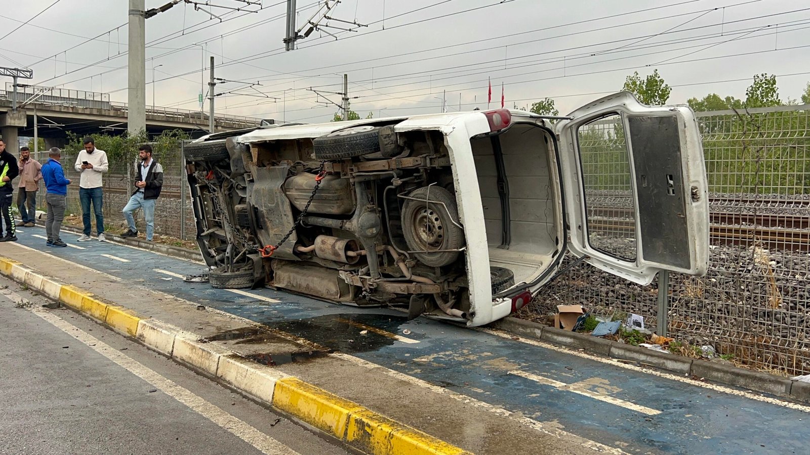 Devrilen Panelvanın Sürücüsü Yaralandı