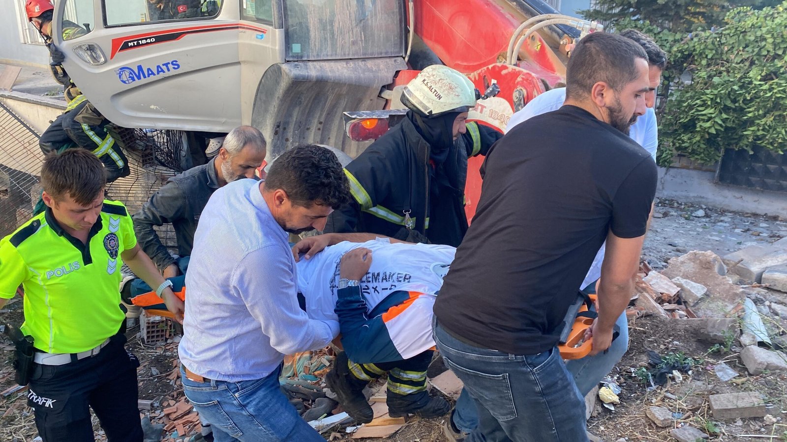 Freni boşalan iş makinesi 2 otomobil, binaya çarptı: 4 yaralı