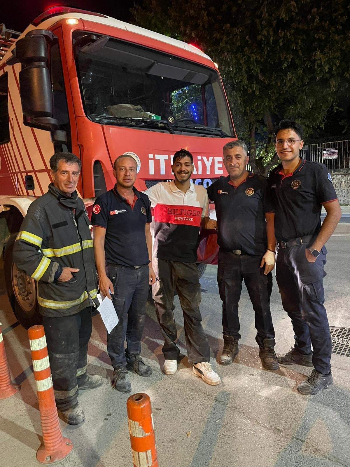 İzmit: Havalandırma boşluğuna düşen kişiyi itfaiye kurtardı