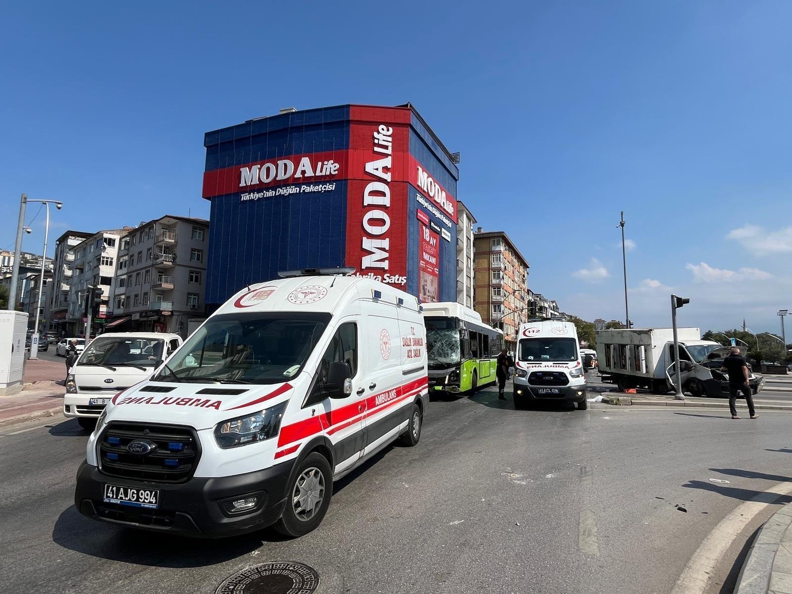 Kavşakta otobüs-kamyonet çarpıştı: 1 çocuk dahil 5 yaralı