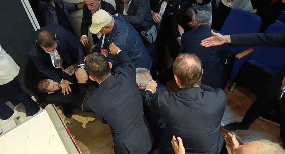 Kocaeli CHP ilçe kongresinde partililer kavga etti