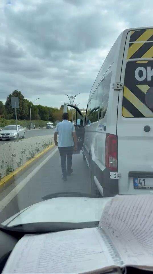 Okul servis şoförü trafikte sürücüyü tehdit etti