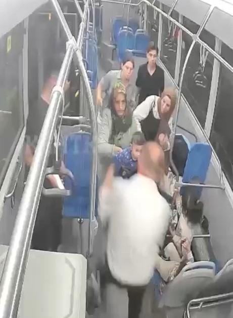 Otobüste cips kaçan çocuğu şoför Heimlich ile kurtardı.