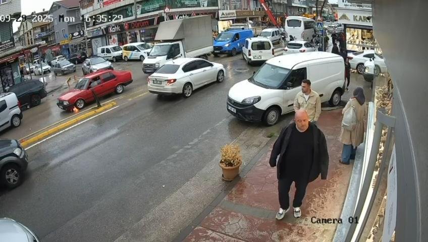 Otomobil alev alev yandı, o anlar kamerada