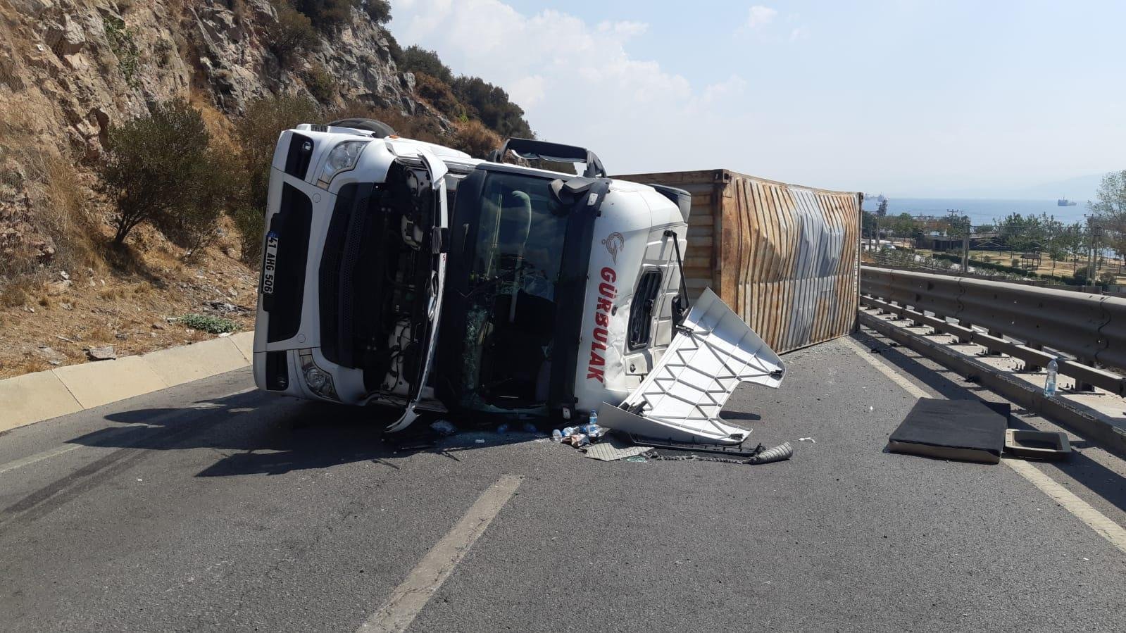 Yağ yüklü TIR devrildi: Yol ulaşıma kapandı