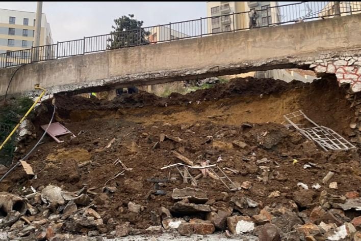 İzmit’te Korku Dolu Anlar: Okul Bahçesine İstinat Duvarı Yıkıldı